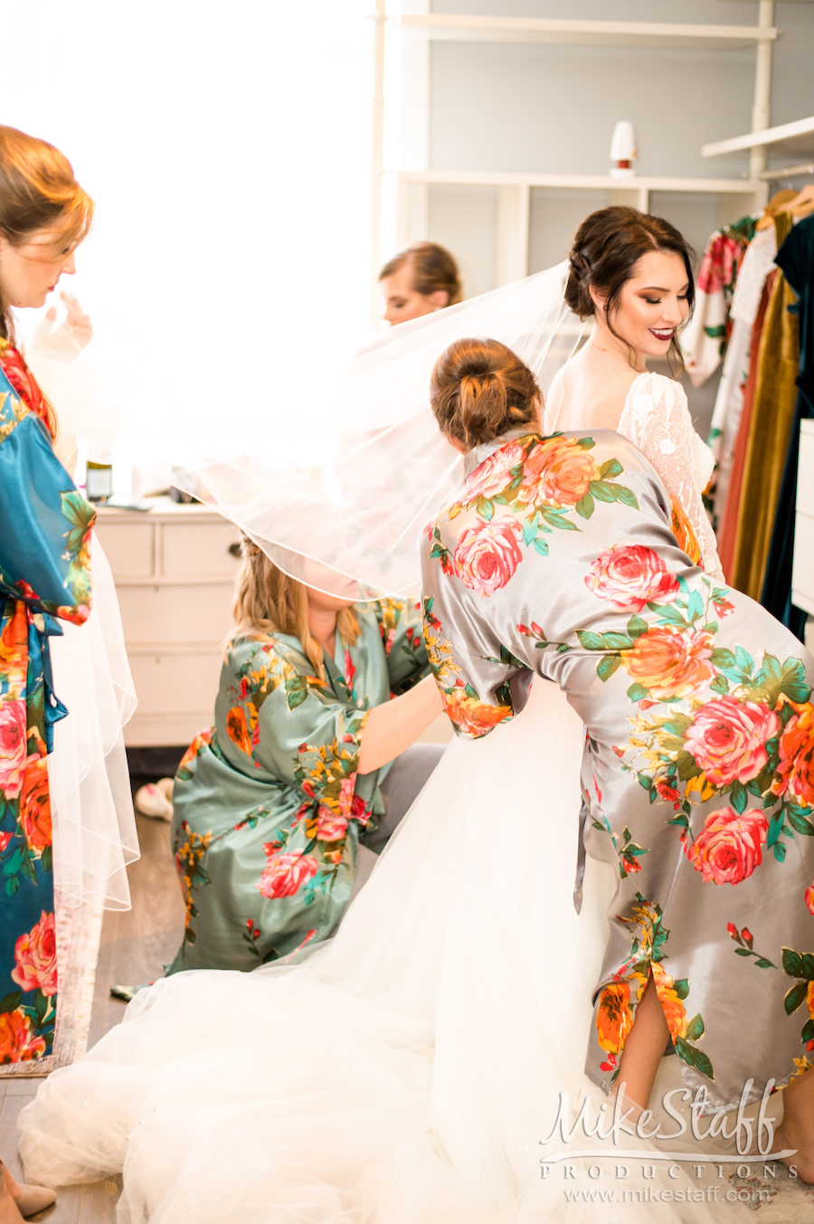 bride veil with bridemaids brooks wedding - Mike Staff Productions bride veil with bridemaids brooks wedding